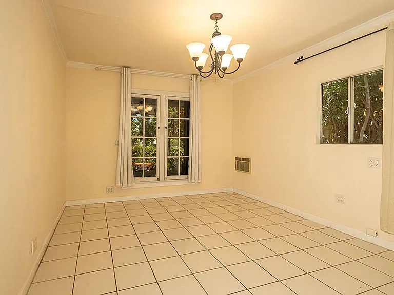 812 N June St — Photo 68