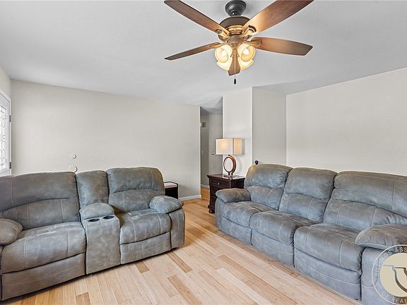 5th image of 332 Caravan Ave