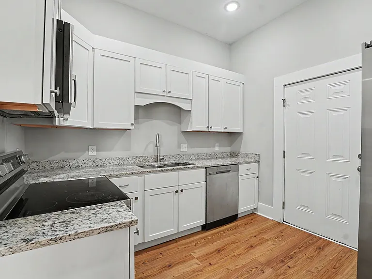 311 W 39th St — Photo 22