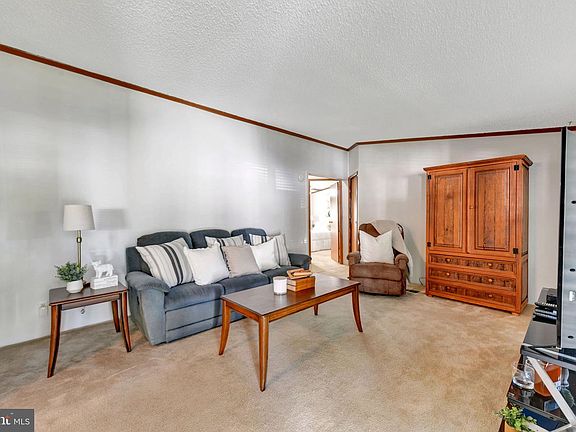 5th image of 462 Sarah Anne Dr