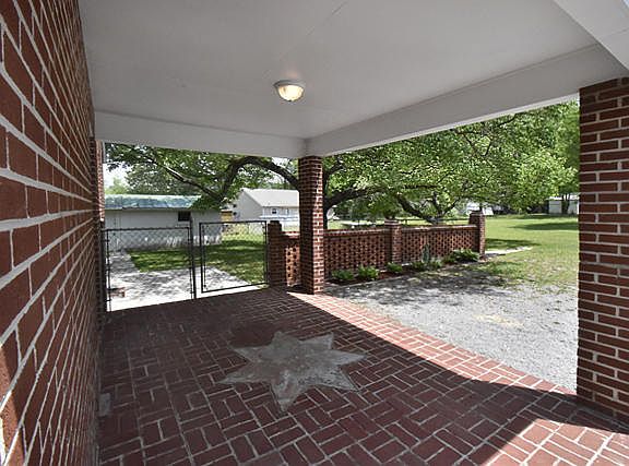 4th image of 401 Truman St