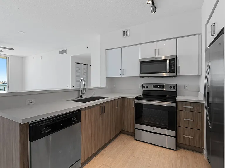446 NE 39th St #220 — Photo 9