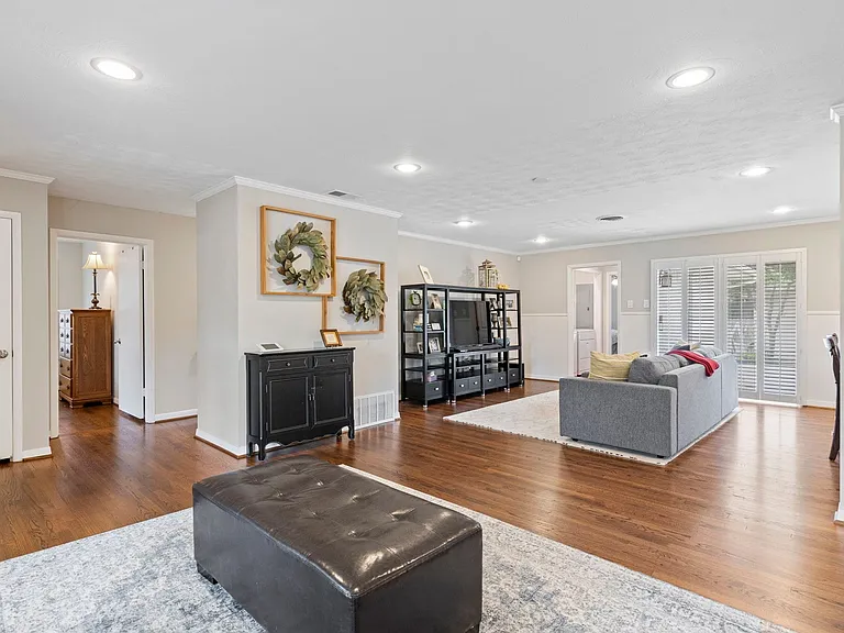 9203 Livenshire Dr — Photo 4