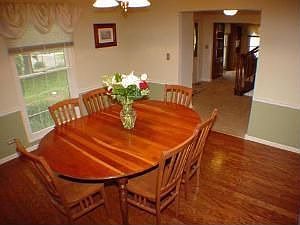 4th image of 220 Essex Ct