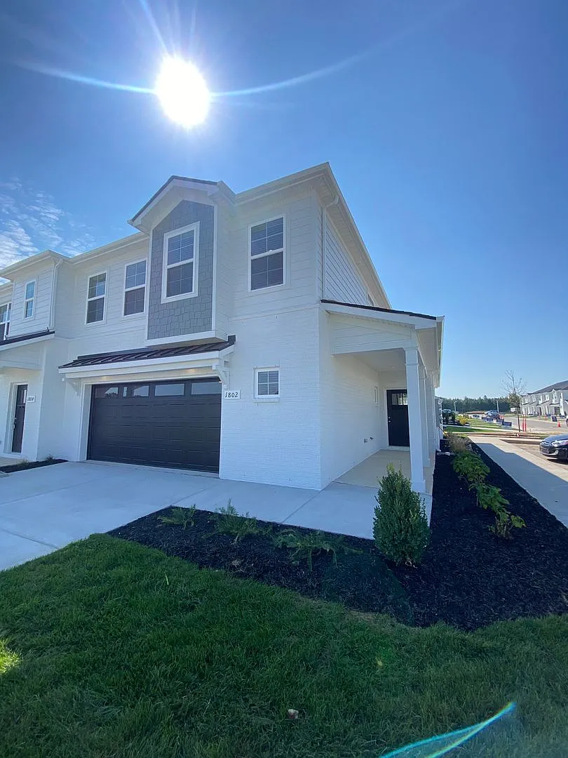 Like New Luxury Townhome! 3 BR, 2.5 BA, 2 Car Garage, Pool, Dog Park, and More! — Photo 3