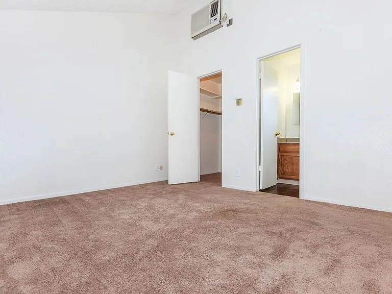 Sunburst Apartments — Photo 25