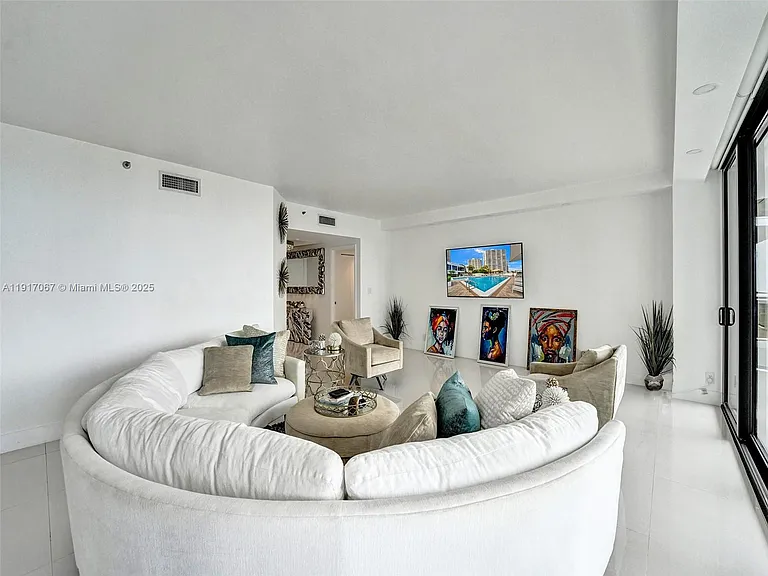 20281 E Country Club Dr #1114 — Photo 11