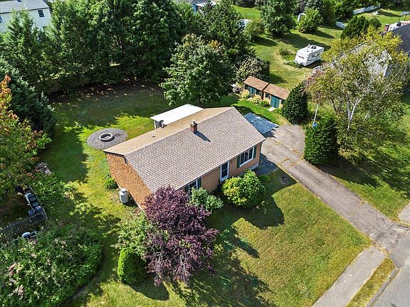 3rd image of 23 Tamarack Drive