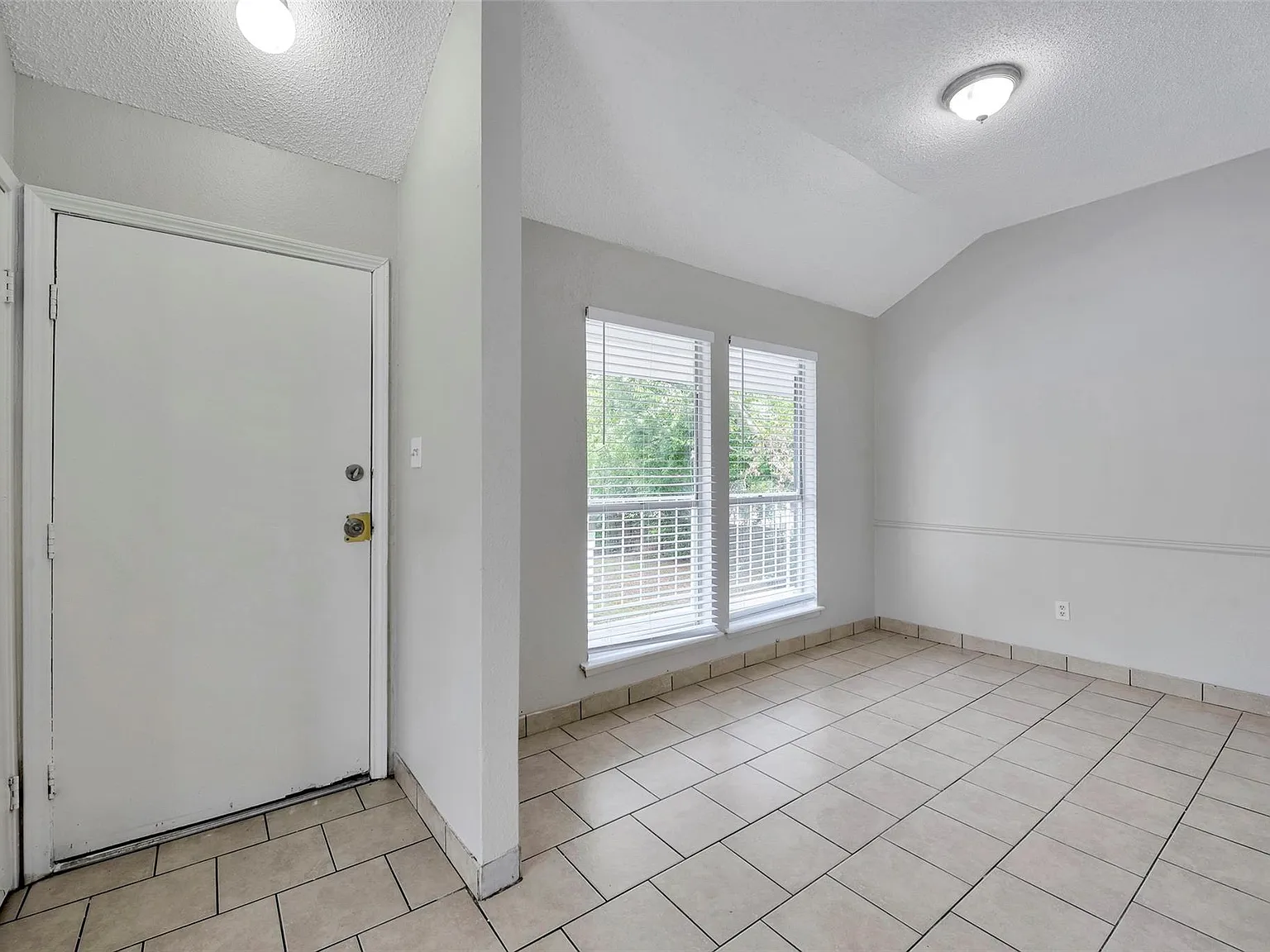 2 bed, 1.0 bath, 1002 sqft, $1,000 — Photo 2