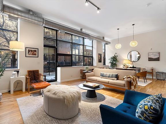 3rd image of 1137 N Wood St APT 1F