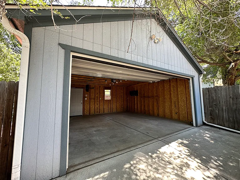 2633 S Race St — Photo 45
