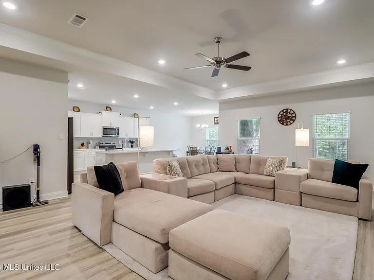 4937 Fern Dr — Photo 5