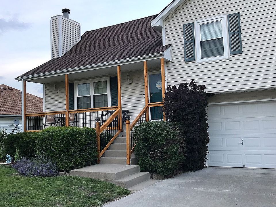 2nd image of 207 Pebblebrook Ln