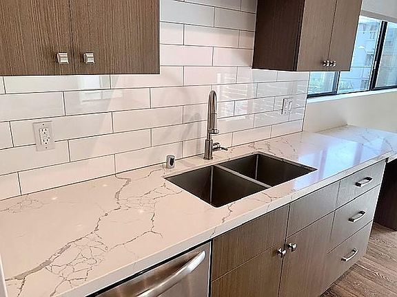 4th image of 13209 Moorpark St #301