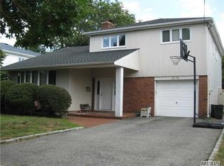 2116 Oliver Way, Merrick, NY 11566