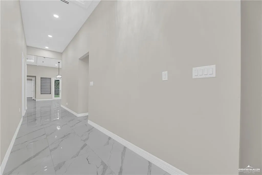 4 bed, 3.5 bath, 2413 sqft, $4,700 — Photo 2