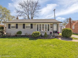 21604 Lakeshire St, Saint Clair Shores, MI 48081