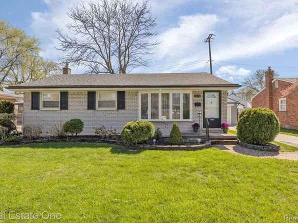 21604 Lakeshire St, Saint Clair Shores, MI 48081