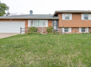 18 Rainbow Dr, Pekin, IL
