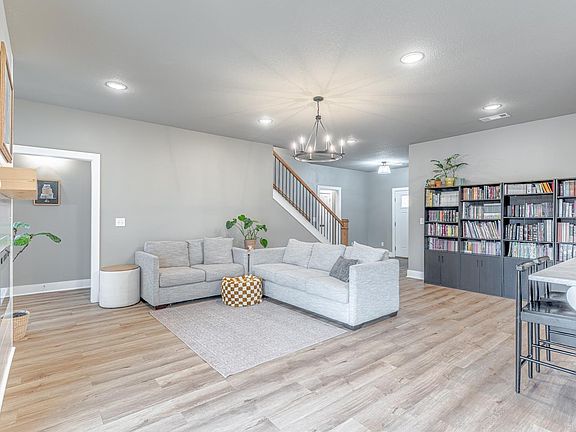 3rd image of 4725 Edgemont Dr