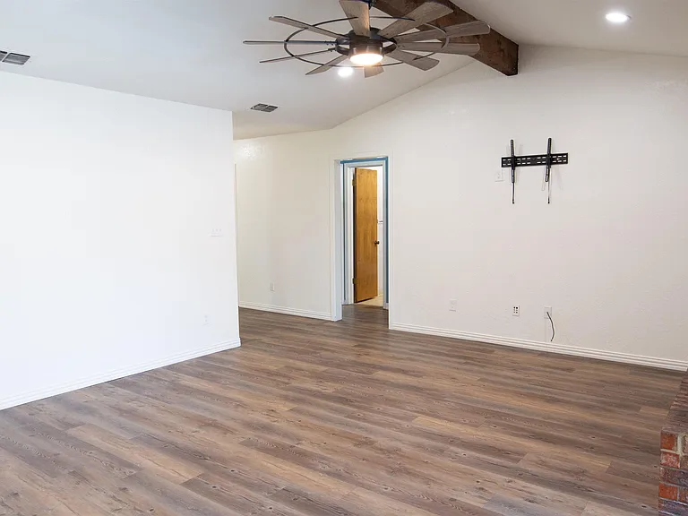 2811 Cromwell Ave — Photo 4