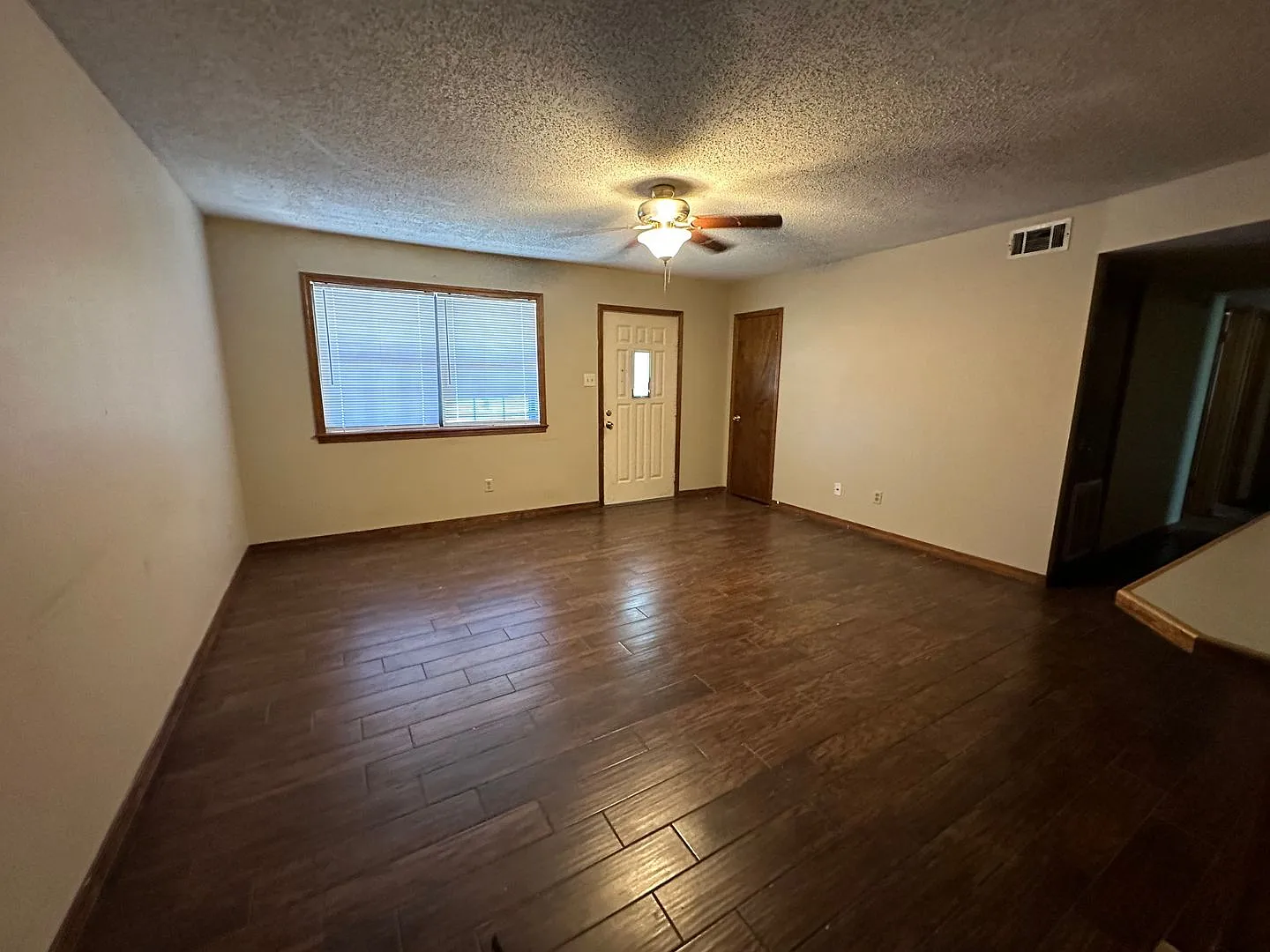 Come take a look at this 3-bedroom 1.5-bathroom home! — Photo 2