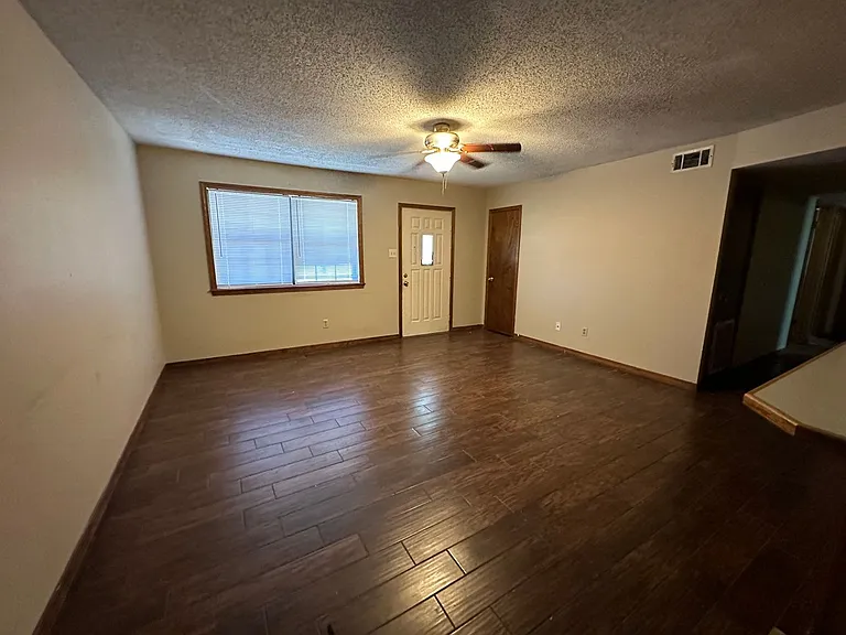 603 Twin Oak Dr — Photo 2