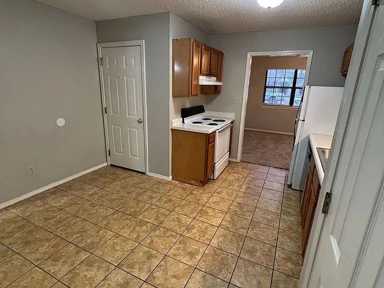 3327 N Detroit Ave — Photo 7