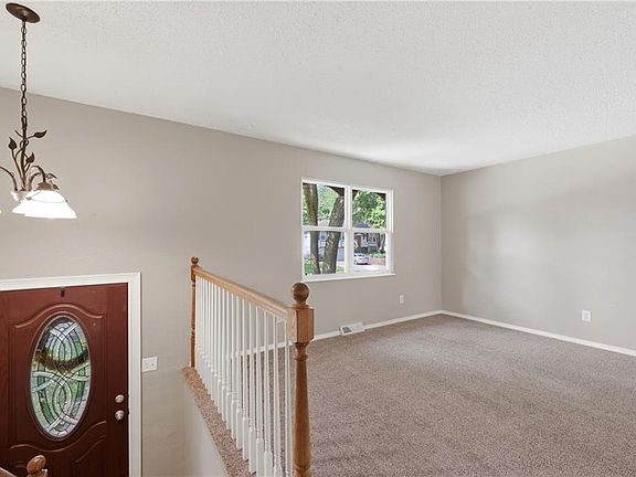 3rd image of 201 SW Sandstone Dr