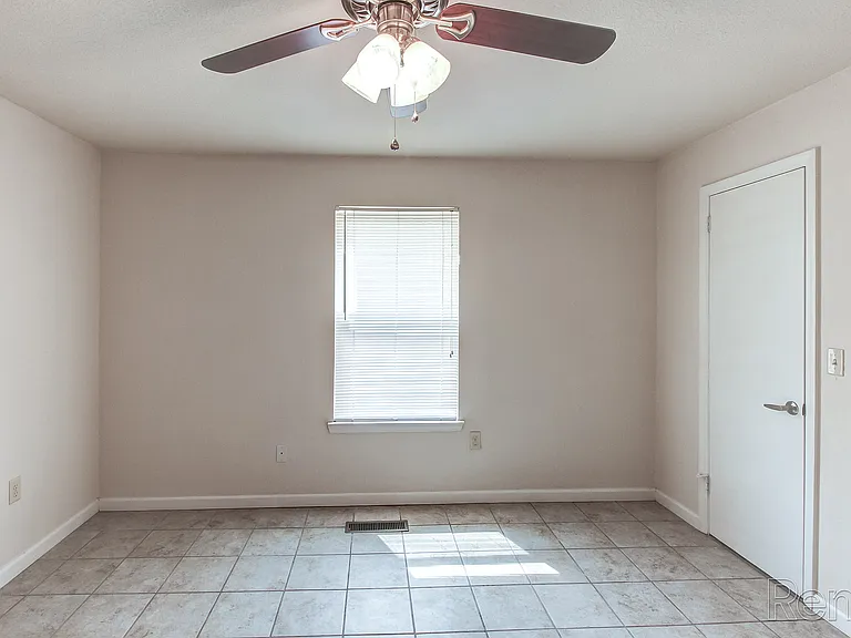 Hidden Valley Apartments — Photo 8