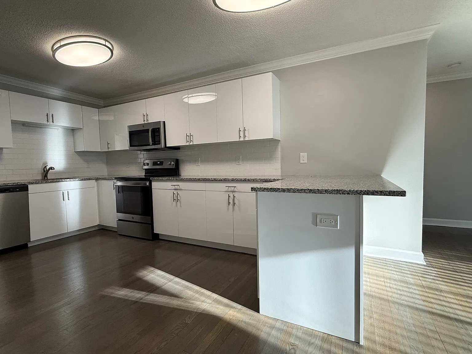 2 bed, 800 sqft, $3,980 — Photo 4