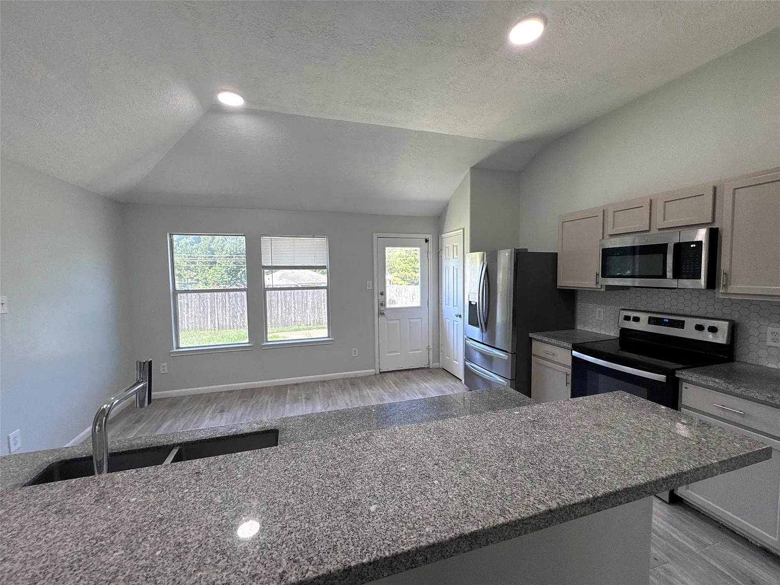 4 bed, 2.0 bath, 1302 sqft, $1,975 — Photo 4