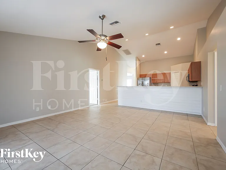 2506 NE 6th Pl — Photo 3