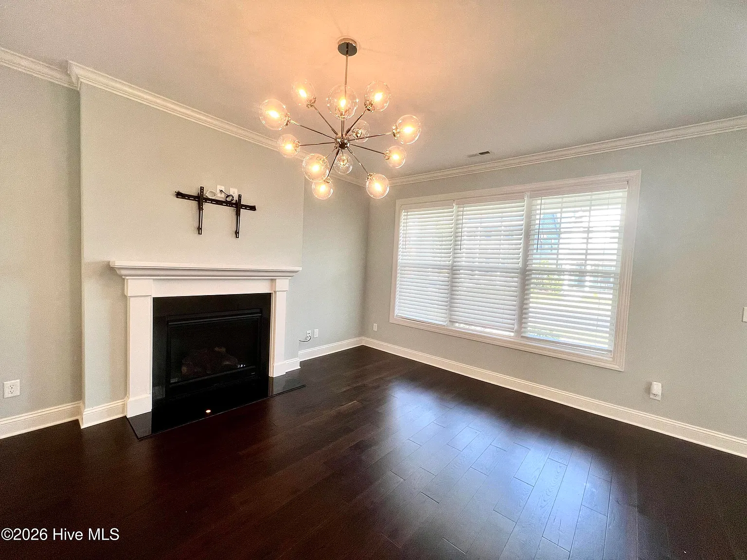 3 bed, 2.5 bath, 2293 sqft, $3,195 — Photo 3