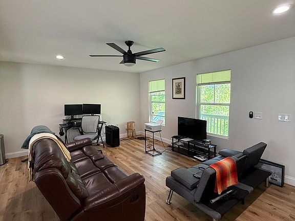 3rd image of 276 Estate Dr