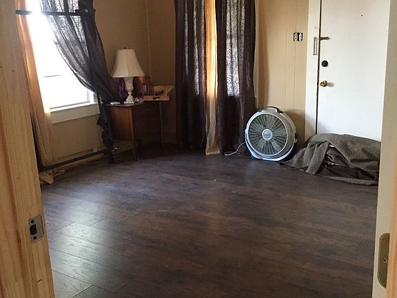 3rd image of 610 W Gilmer St