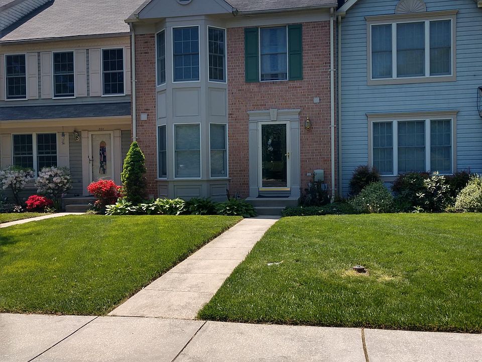 1st image of 902 Grosvenor Dr