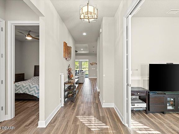 4th image of 588 Mosaic Blvd