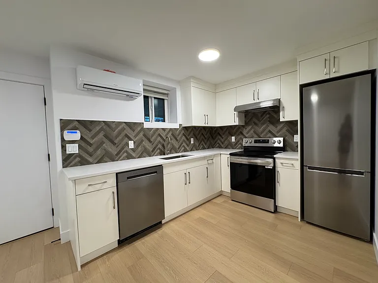 4557 Parker St — Photo 3