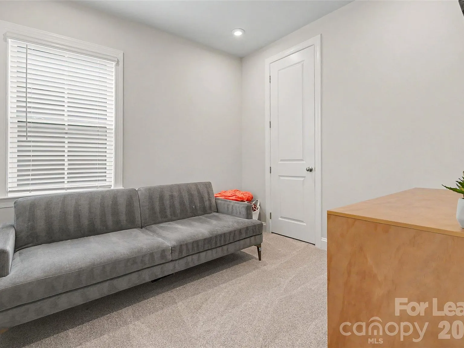 4 bed, 3.5 bath, 2004 sqft, $4,200 — Photo 4