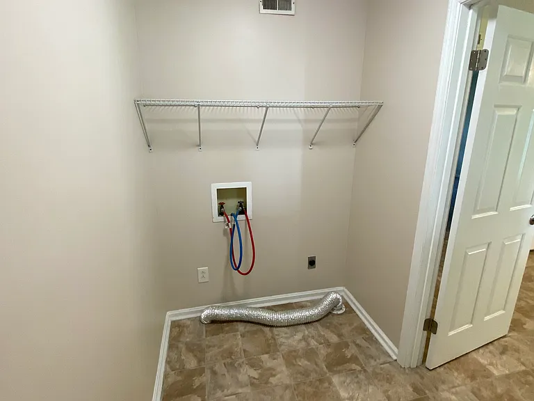 240 Lakeview Dr — Photo 15