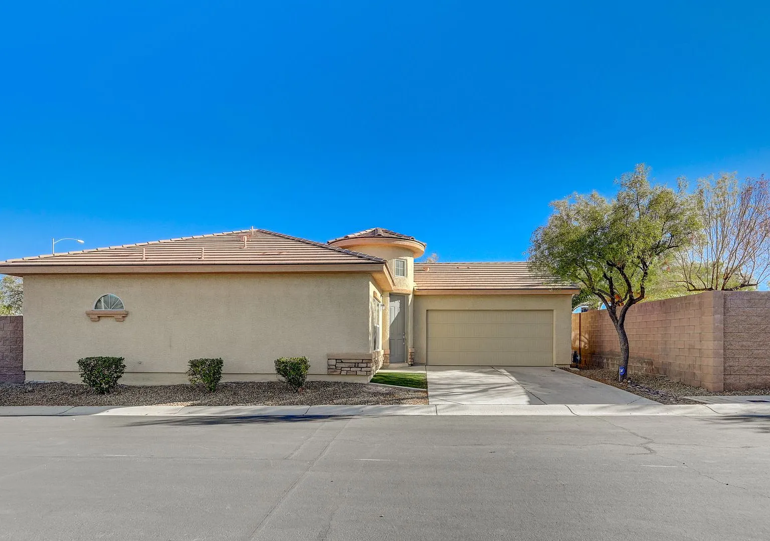 Single Story Home in a Central Gated Community — Photo 1