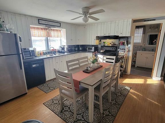 3rd image of 323 Putnam St #1