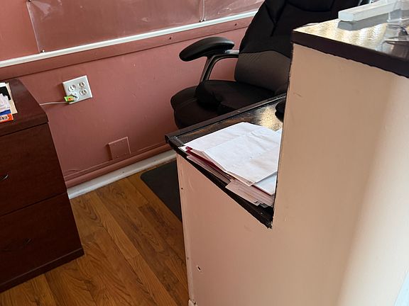 3rd image of 8951 W Cermak Rd