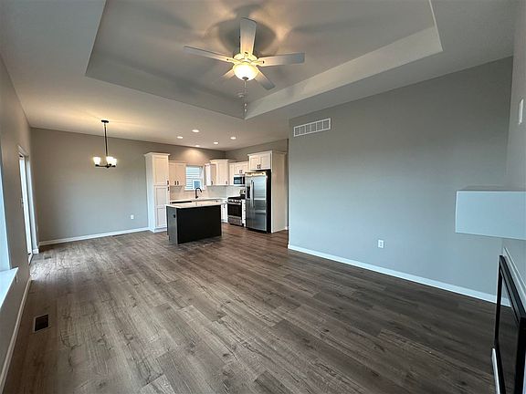 2nd image of 917 Eisenhower Blvd