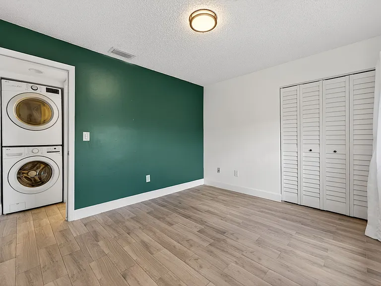 889 Hamilton Dr #889D — Photo 18