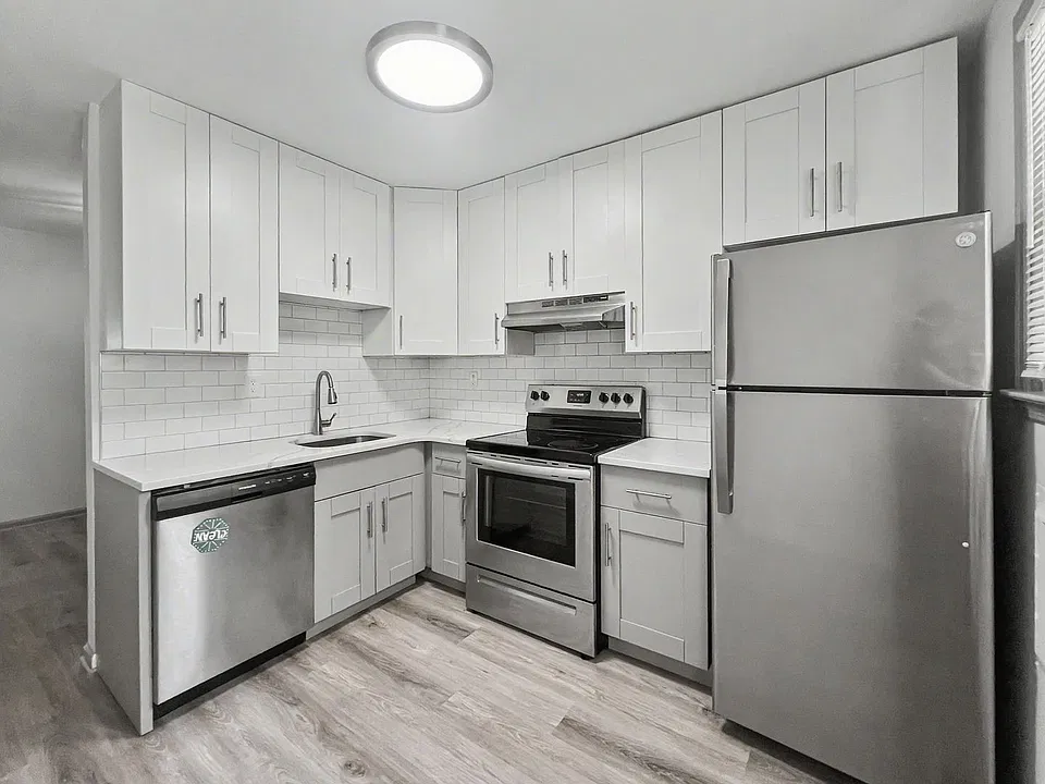 200 E Maple Ave