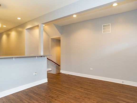 4th image of 1810 W Touhy Ave