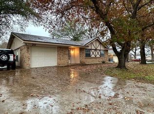 217 Rhoades St, Azle, TX 76020