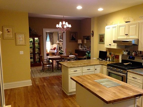 Dining Room
						:
						Open to the kitchen